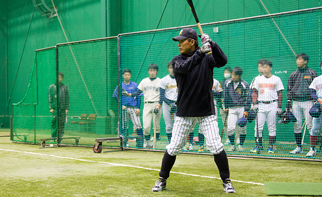 甲子園の室内練習場で行われた大学野球特別トレーニングの様子